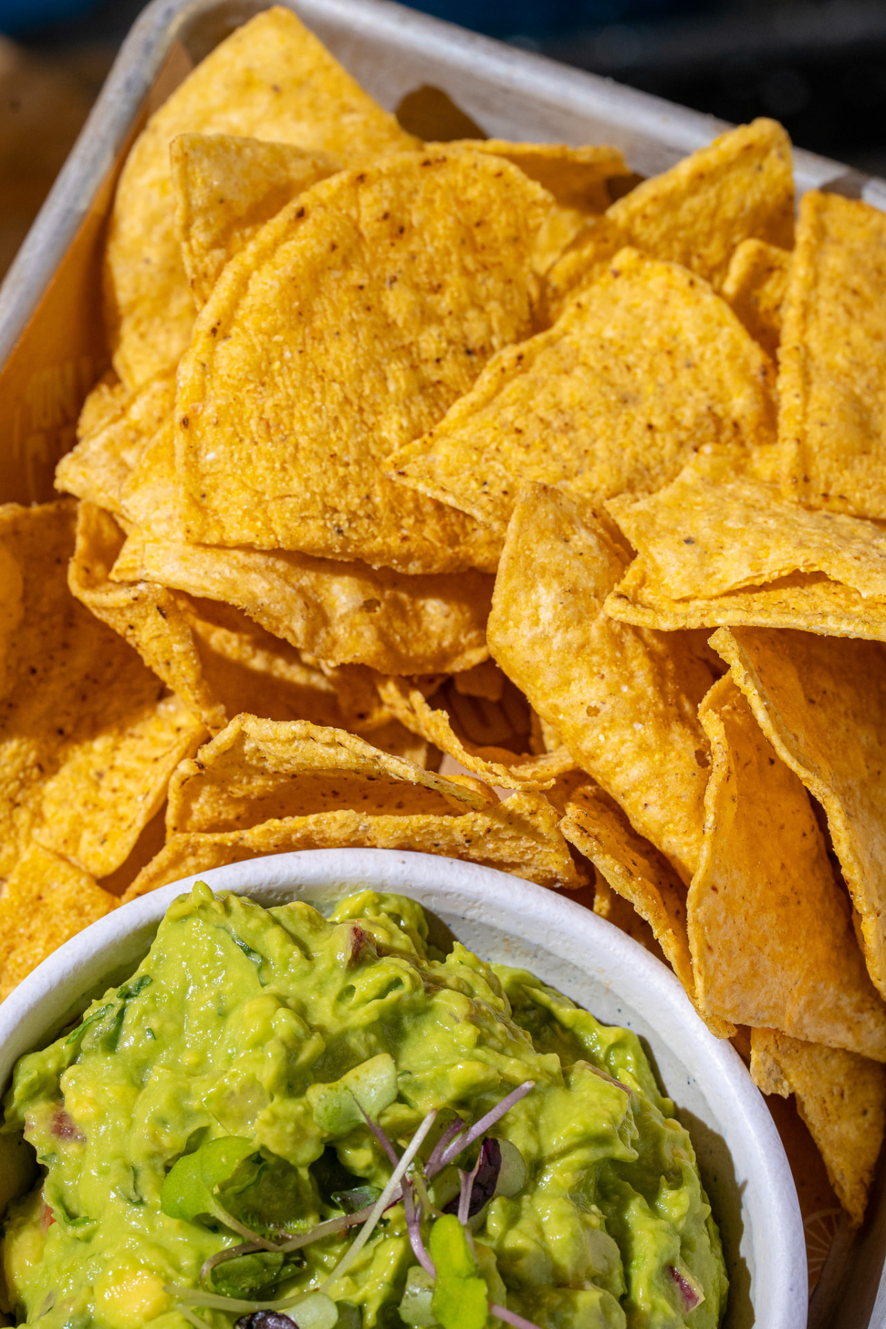 Guac and chips, macro on the chips